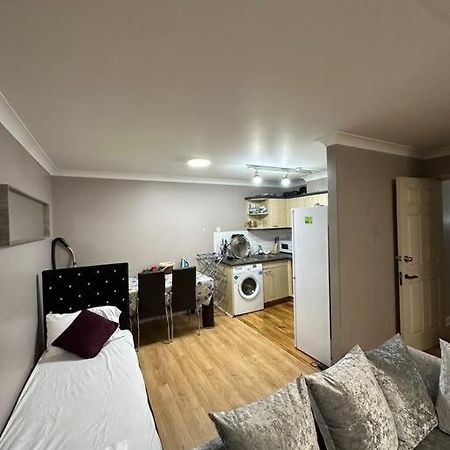 A 2 Standard Bedrooms Flat Londen Buitenkant foto