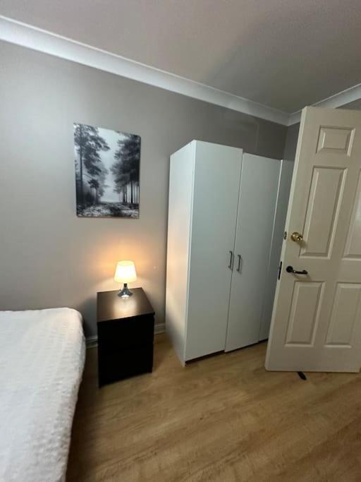 A 2 Standard Bedrooms Flat Londen Buitenkant foto