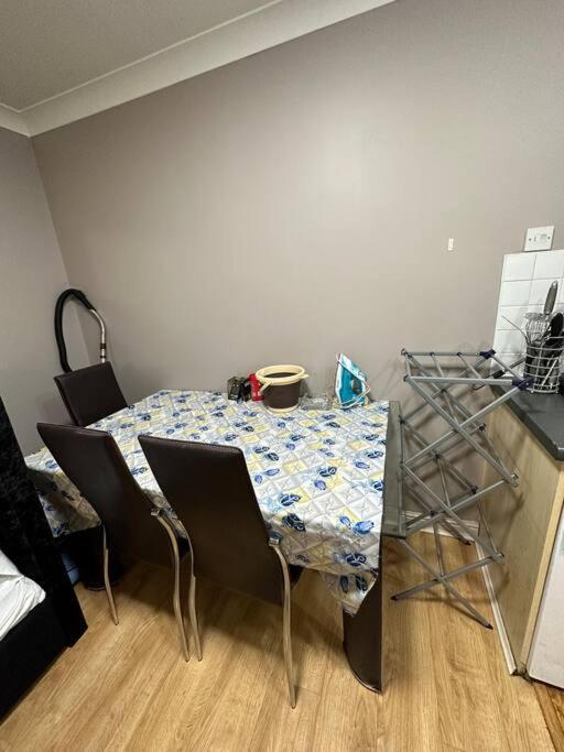 A 2 Standard Bedrooms Flat Londen Buitenkant foto