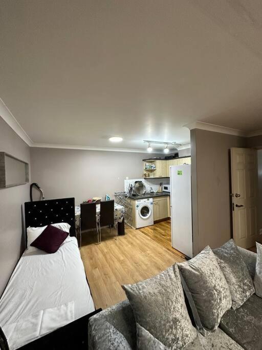 A 2 Standard Bedrooms Flat Londen Buitenkant foto