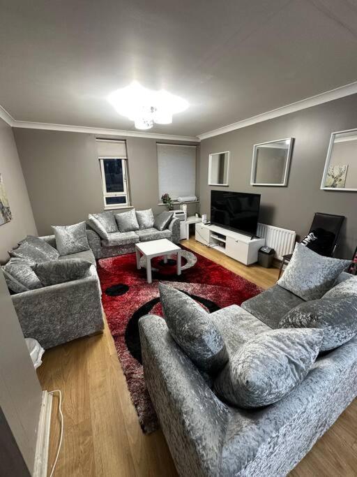 A 2 Standard Bedrooms Flat Londen Buitenkant foto