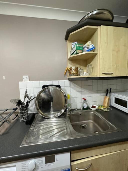 A 2 Standard Bedrooms Flat Londen Buitenkant foto