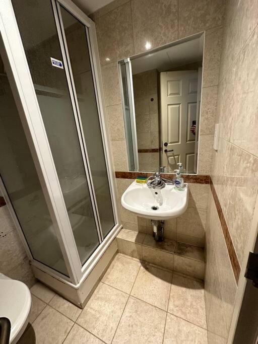 A 2 Standard Bedrooms Flat Londen Buitenkant foto