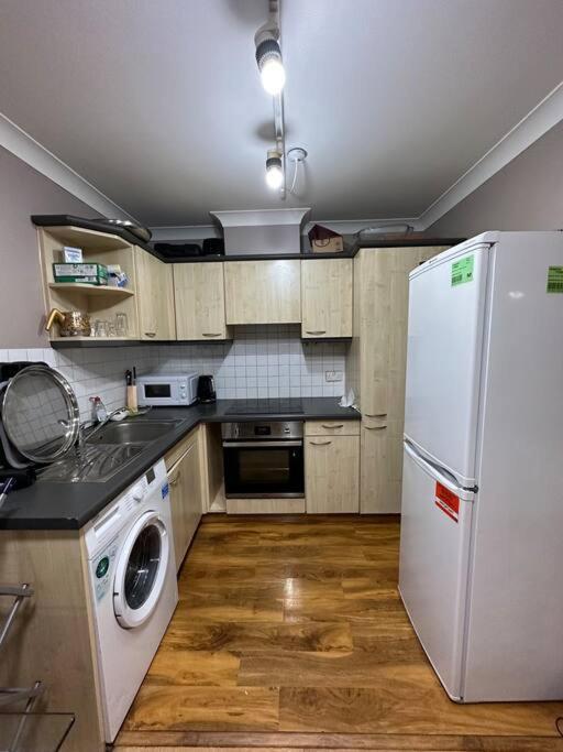 A 2 Standard Bedrooms Flat Londen Buitenkant foto